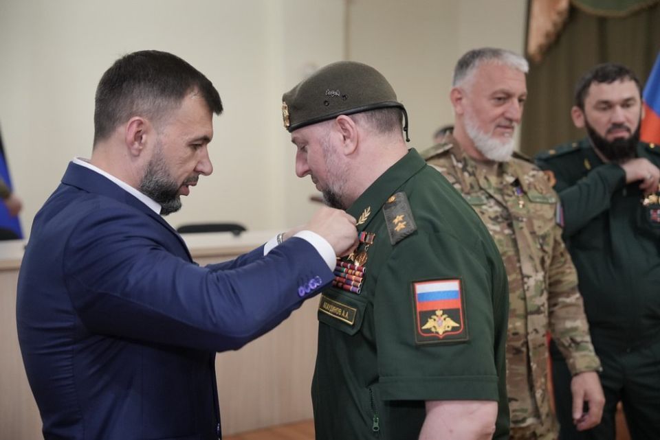 Глава ДНР Денис Пушилин вручил награды Донецкой Народной Республики 19 военнослужащим и государственным деятелям Чеченской Республики Глава ДНР Денис Пушилин вручил награды Донецкой Народной Республики 19 военнослужащим и государственным деятелям Чеченской Республики