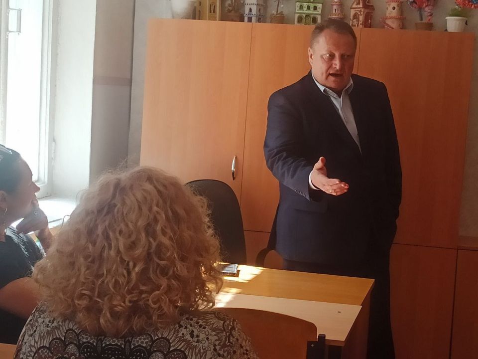 Валентин Левченко: Сегодня провел встречу в трудовом коллективе "Центра детского и юношеского творчества Киевского района г.Донецка". Надо отметить, что без участия воспитанников этого Центра, в районе не проходит ни одно... Валентин Левченко: Сегодня провел встречу в трудовом коллективе "Центра детского и юношеского творчества Киевского района г.Донецка". Надо отметить, что без участия воспитанников этого Центра, в районе не проходит ни одно...
