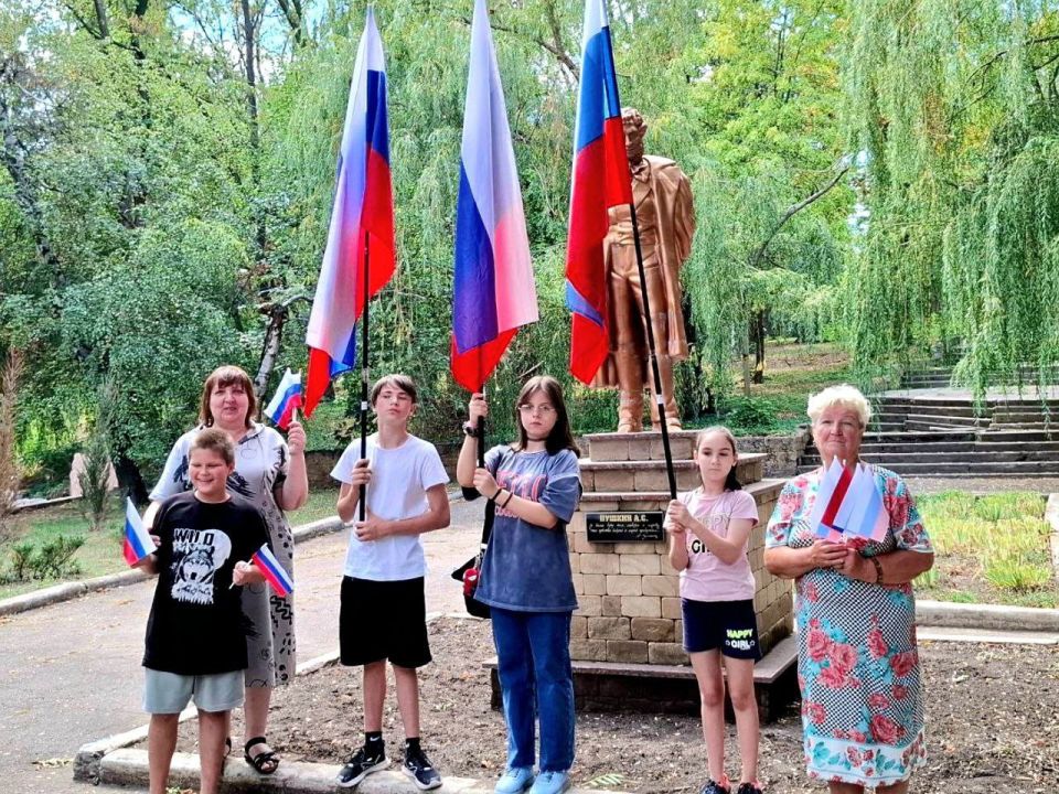 В День Государственного флага России уже по традиции активистки партийного проекта Единой России "Женское движение" вместе с детьми из многодетных семей организовали флешмоб, посвящённый этому событию В День Государственного флага России уже по традиции активистки партийного проекта Единой России "Женское движение" вместе с детьми из многодетных семей организовали флешмоб, посвящённый этому событию