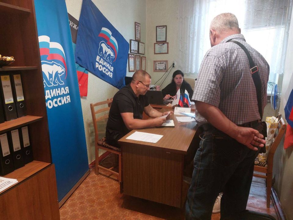 26 августа 2025г., заместитель главы администрации городского округа Дебальцево Валерий Бессараб, провёл личный прием граждан в местной общественной приёмной Дебальцевского местного отделения Партии "Единая Россия" в посёлке... 26 августа 2025г., заместитель главы администрации городского округа Дебальцево Валерий Бессараб, провёл личный прием граждан в местной общественной приёмной Дебальцевского местного отделения Партии "Единая Россия" в посёлке...