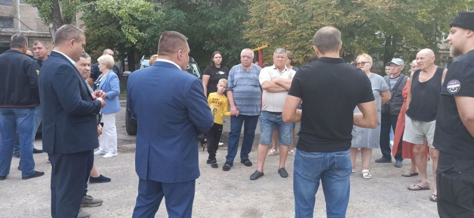Юрий Атаманов: СХОД ГРАЖДАН. По поручению Главы ДНР Дениса Пушилина продолжаем проводить сходы с жителями округа Юрий Атаманов: СХОД ГРАЖДАН. По поручению Главы ДНР Дениса Пушилина продолжаем проводить сходы с жителями округа