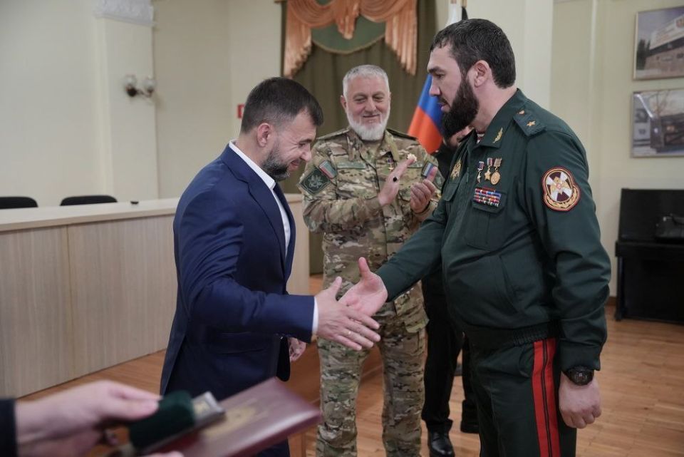Глава ДНР Денис Пушилин вручил награды Донецкой Народной Республики 19 военнослужащим и государственным деятелям Чеченской Республики Глава ДНР Денис Пушилин вручил награды Донецкой Народной Республики 19 военнослужащим и государственным деятелям Чеченской Республики