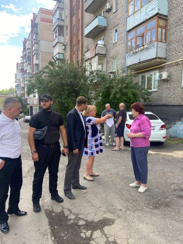 По поручению Главы ДНР Дениса Пушилина провел мониторинг подвоза воды и встречу с гражданами во дворе многоквартирного дома по адресу ул.Куйбышева,19 По поручению Главы ДНР Дениса Пушилина провел мониторинг подвоза воды и встречу с гражданами во дворе многоквартирного дома по адресу ул.Куйбышева,19