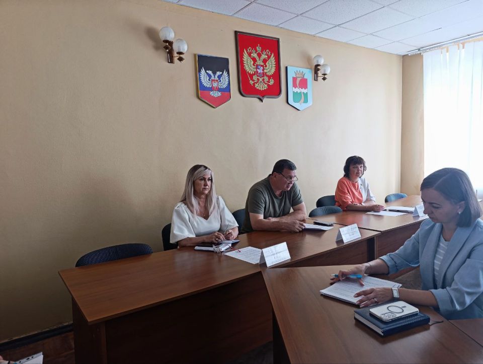 На еженедельном аппаратном совещании с начальниками управлений, отделов, секторов администрации округа и руководителями учреждений рассмотрели ряд вопросов На еженедельном аппаратном совещании с начальниками управлений, отделов, секторов администрации округа и руководителями учреждений рассмотрели ряд вопросов