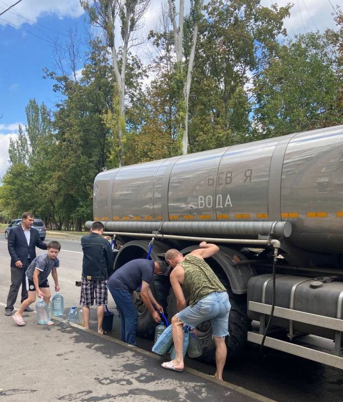 По поручению Главы ДНР Дениса Пушилина провел мониторинг подвоза воды и встречу с гражданами во дворе многоквартирного дома по адресу ул.Куйбышева,19 По поручению Главы ДНР Дениса Пушилина провел мониторинг подвоза воды и встречу с гражданами во дворе многоквартирного дома по адресу ул.Куйбышева,19