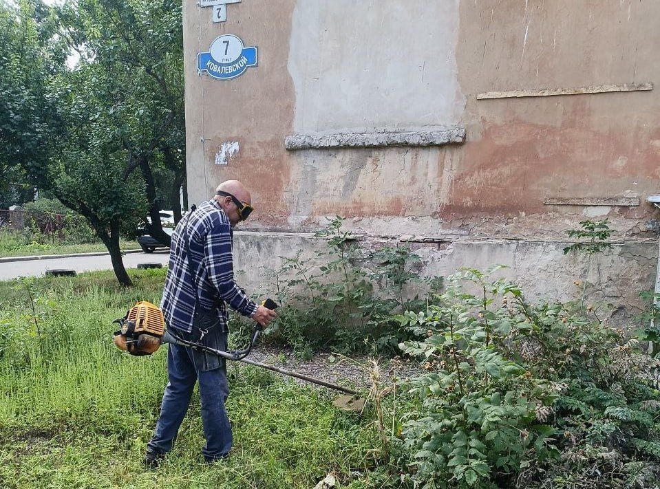 Сегодня, 26 августа, с целью приведения территории в надлежащее санитарное состояние в Кировском внутригородском районе города Макеевки силами МУП АГМ «Коммунльник-15» проведены работы по покосу травы на придомовой... Сегодня, 26 августа, с целью приведения территории в надлежащее санитарное состояние в Кировском внутригородском районе города Макеевки силами МУП АГМ «Коммунльник-15» проведены работы по покосу травы на придомовой...