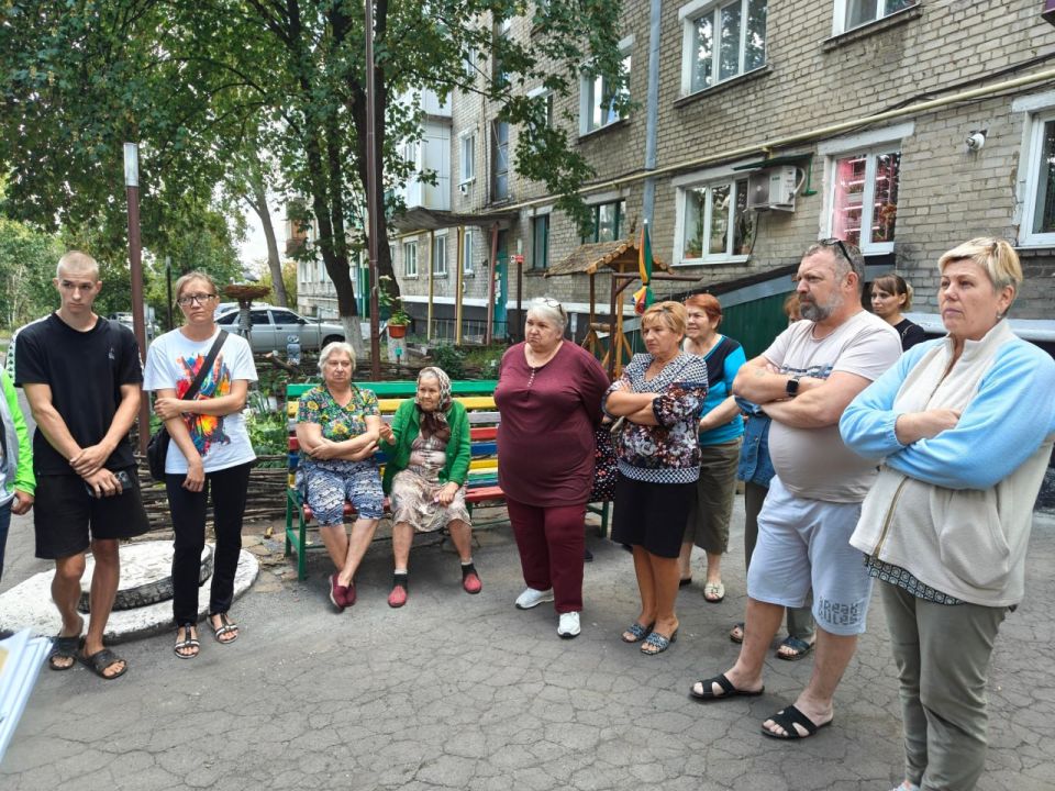 Сергей Ермаков: 26 августа провёл встречу с жителями улицы Ландау, в которой приняли участие заместитель председателя Народного Совета ДНР Николай Сытов и председатель Снежнянского городского совета Елена Петрухина Сергей Ермаков: 26 августа провёл встречу с жителями улицы Ландау, в которой приняли участие заместитель председателя Народного Совета ДНР Николай Сытов и председатель Снежнянского городского совета Елена Петрухина
