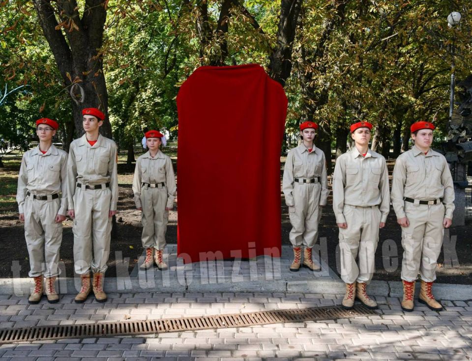 В Донецке ко Дню города установили кованый символ Ордена Победы В Донецке ко Дню города установили кованый символ Ордена Победы