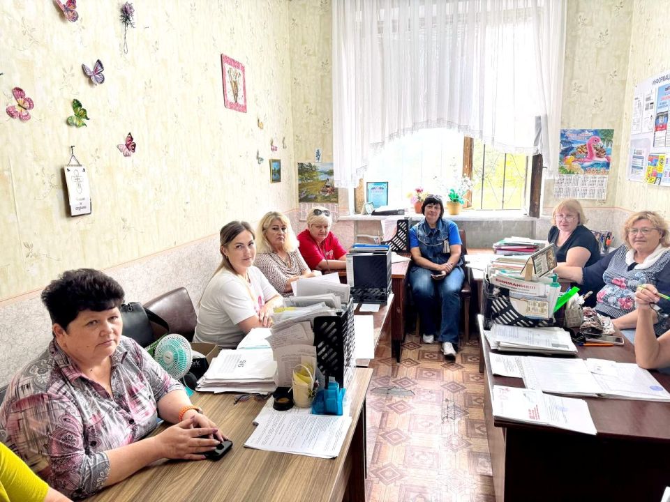 Сегодня состоялась встреча управляющего делами Управы Пролетарского внутригородского района Администрации городского округа Донецк Натальи Хмелевой с сотрудниками отдела по взаимодействию с населением Пролетарского... Сегодня состоялась встреча управляющего делами Управы Пролетарского внутригородского района Администрации городского округа Донецк Натальи Хмелевой с сотрудниками отдела по взаимодействию с населением Пролетарского...