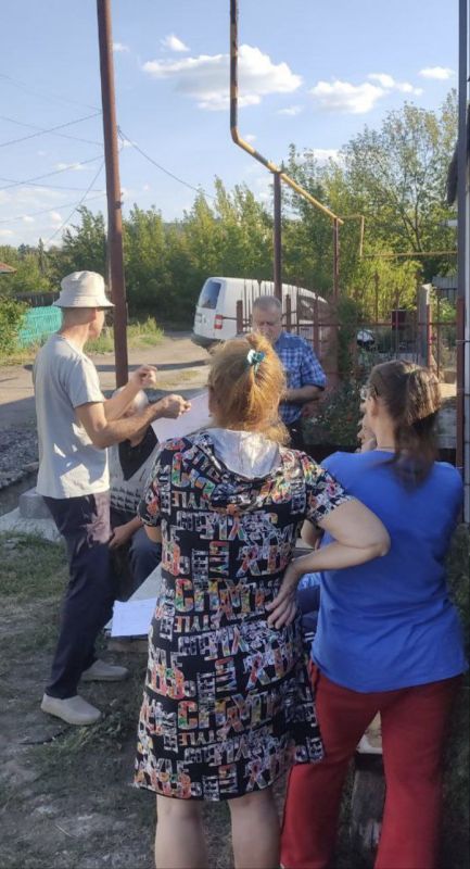 По поручению Главы ДНР Дениса Пушилина 26.08.2025 по адресу: г.Донецк,ул.Ачинская,22 состоялась встреча с жителями района, на которой присутствовал депутат Донецкого городского Совета Евгений Селютин По поручению Главы ДНР Дениса Пушилина 26.08.2025 по адресу: г.Донецк,ул.Ачинская,22 состоялась встреча с жителями района, на которой присутствовал депутат Донецкого городского Совета Евгений Селютин