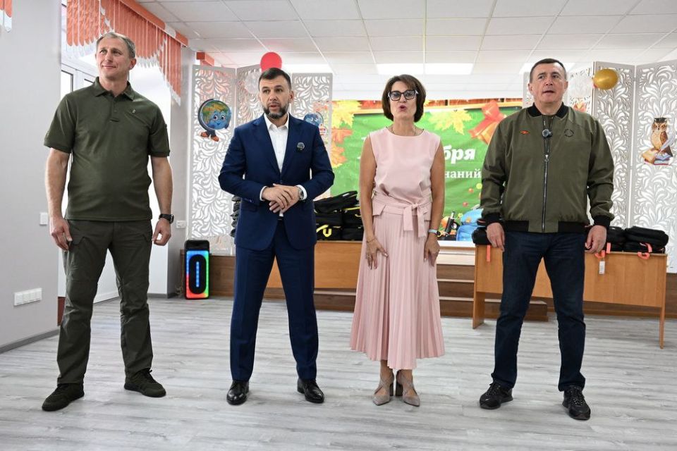 Глава ДНР Денис Пушилин совместно с губернатором Сахалинской области Валерием Лимаренко оценили результаты капитального ремонта школы №18 в Шахтерске Глава ДНР Денис Пушилин совместно с губернатором Сахалинской области Валерием Лимаренко оценили результаты капитального ремонта школы №18 в Шахтерске
