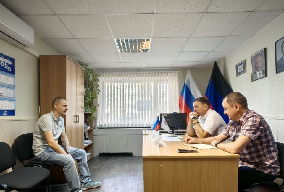 Денис Курашов: На личном приёме граждан в городе Снежное, который состоялся в общественной приемной партии «Единая Россия», были рассмотрены вопросы и проблемы, волнующие местных жителей Денис Курашов: На личном приёме граждан в городе Снежное, который состоялся в общественной приемной партии «Единая Россия», были рассмотрены вопросы и проблемы, волнующие местных жителей