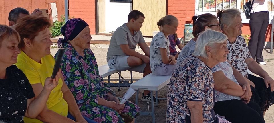 Гастрольный тур ВИА "УЛЕЙ"по Володарскому округу продолжается Гастрольный тур ВИА "УЛЕЙ"по Володарскому округу продолжается