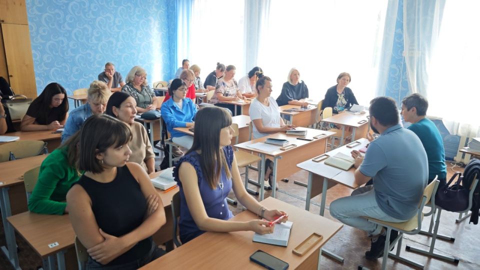 Иван Адамец: 25 августа, депутат Донецкого городского совета Алексей Ковровский и заместитель руководителя управы Куйбышевского внутригородского района, Елена Строганова, организовали диалог с коллективом школы №64 (пр Иван Адамец: 25 августа, депутат Донецкого городского совета Алексей Ковровский и заместитель руководителя управы Куйбышевского внутригородского района, Елена Строганова, организовали диалог с коллективом школы №64 (пр