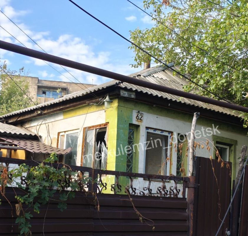 В результате удара беспилотника в Киевском районе Донецка повреждены частные и многоэтажные дома, сообщили в администрации города В результате удара беспилотника в Киевском районе Донецка повреждены частные и многоэтажные дома, сообщили в администрации города