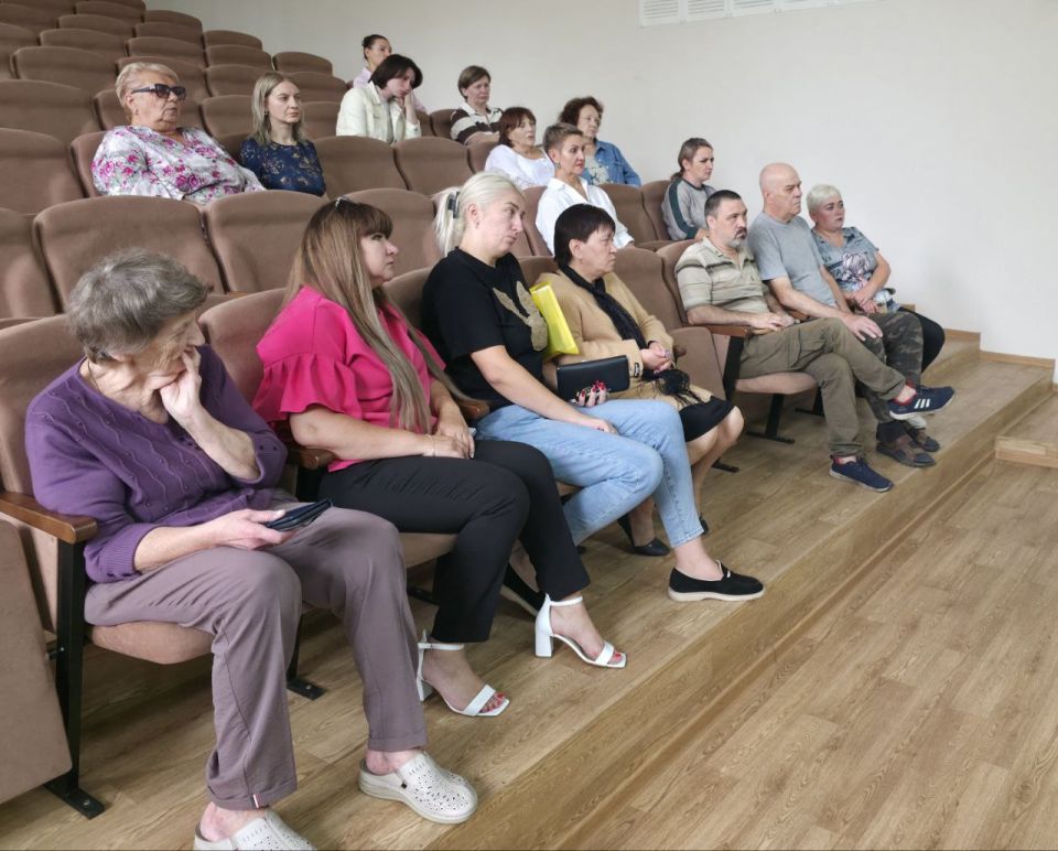 Сегодня, 26 августа, управляющий делами администрации городского округа Торез Наталья Бекетова провела встречу с трудовым коллективом МБУДО "ДШИ "Симфония Приморья" г.о. Торез" Сегодня, 26 августа, управляющий делами администрации городского округа Торез Наталья Бекетова провела встречу с трудовым коллективом МБУДО "ДШИ "Симфония Приморья" г.о. Торез"