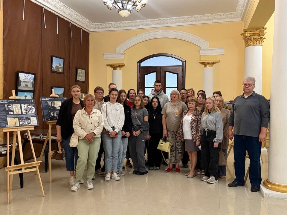 25 августа отдел молодежной политики совместно с активистами посетили выставку в фойе Дворца Культуры посвященную городам трудовой доблести Нижегородской области 25 августа отдел молодежной политики совместно с активистами посетили выставку в фойе Дворца Культуры посвященную городам трудовой доблести Нижегородской области