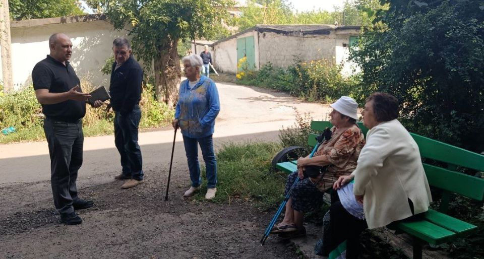 26 августа первый заместитель руководителя Управы Советского внутригородского района Администрации городского округа Макеевка Сергей Савельев провел встречи с населением возле дома 10 квартала 57 и дома 4 микрорайона... 26 августа первый заместитель руководителя Управы Советского внутригородского района Администрации городского округа Макеевка Сергей Савельев провел встречи с населением возле дома 10 квартала 57 и дома 4 микрорайона...