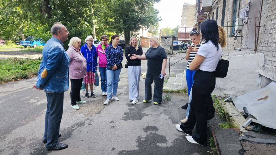 25 августа, в рамках поручения Главы ДНР Дениса Пушилина, депутат Макеевского городского совета Александр Подгорный и депутат Народного Совета Наталья Бурцева, провели встречу с населением на подведомственной территории по... 25 августа, в рамках поручения Главы ДНР Дениса Пушилина, депутат Макеевского городского совета Александр Подгорный и депутат Народного Совета Наталья Бурцева, провели встречу с населением на подведомственной территории по...