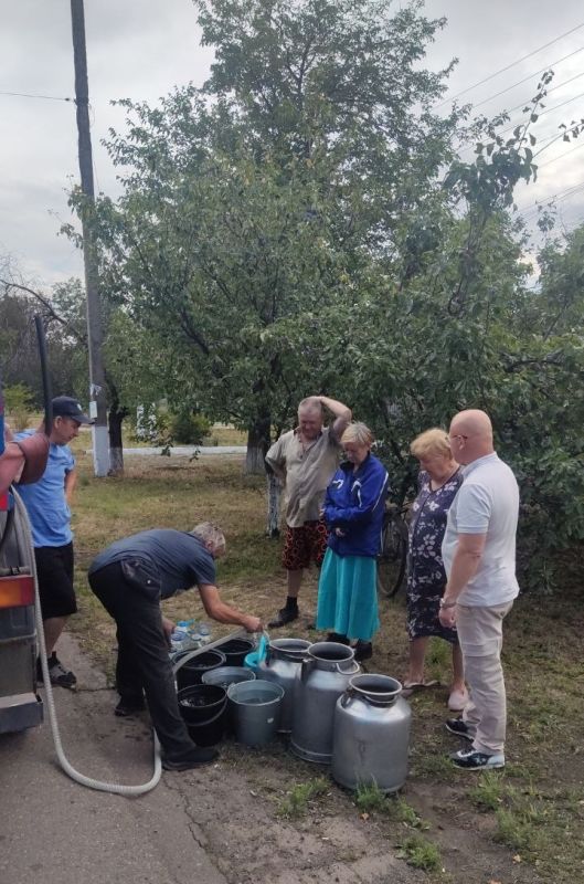 Депутат Шахтерского муниципального совета проконтролировал подвоз воды в Малоорловку Депутат Шахтерского муниципального совета проконтролировал подвоз воды в Малоорловку