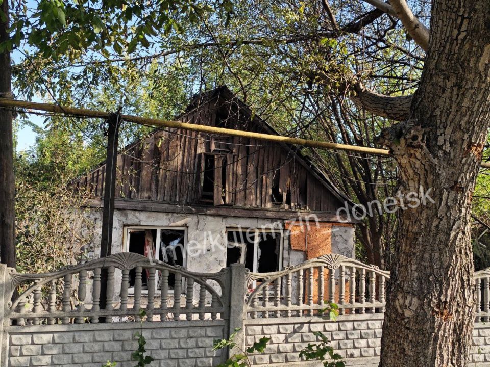 В результате удара беспилотника в Киевском районе Донецка повреждены частные и многоэтажные дома, сообщили в администрации города В результате удара беспилотника в Киевском районе Донецка повреждены частные и многоэтажные дома, сообщили в администрации города