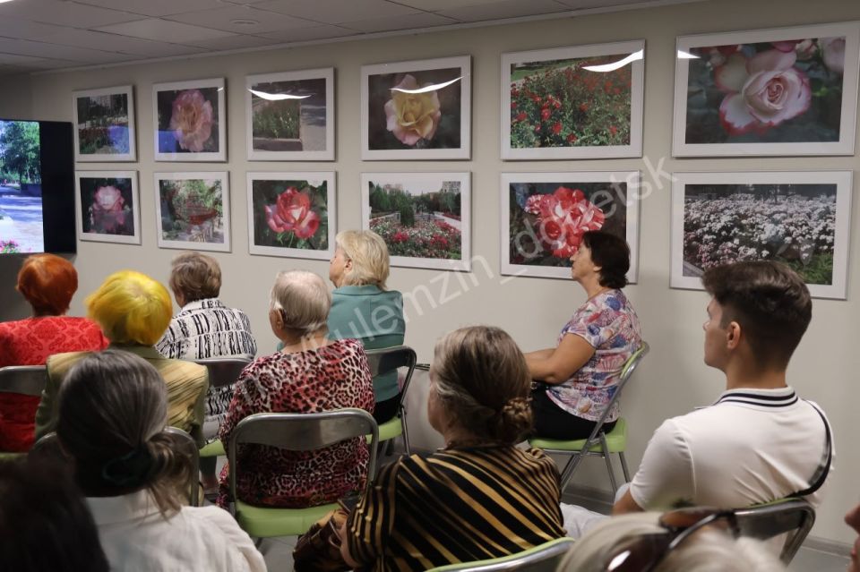 В рамках месячника культуры «Культурный август» в Центральной городской библиотеке ко Дню города прошло открытие фотовыставки «Донецкие розы в объективе Раисы Котельвы» В рамках месячника культуры «Культурный август» в Центральной городской библиотеке ко Дню города прошло открытие фотовыставки «Донецкие розы в объективе Раисы Котельвы»