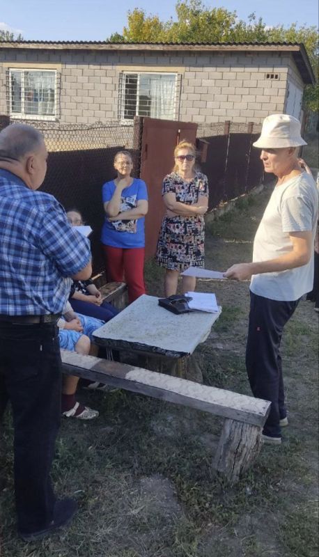 По поручению Главы ДНР Дениса Пушилина 26.08.2025 по адресу: г.Донецк,ул.Ачинская,22 состоялась встреча с жителями района, на которой присутствовал депутат Донецкого городского Совета Евгений Селютин По поручению Главы ДНР Дениса Пушилина 26.08.2025 по адресу: г.Донецк,ул.Ачинская,22 состоялась встреча с жителями района, на которой присутствовал депутат Донецкого городского Совета Евгений Селютин