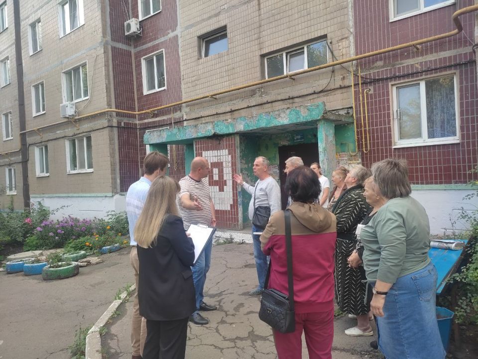 Сегодня, 26 августа, заместитель главы Администрации городского округа Макеевка Евгений Марченко, провел встречу с населением на подведомственной территории по мкр-н Строитель, 10 Сегодня, 26 августа, заместитель главы Администрации городского округа Макеевка Евгений Марченко, провел встречу с населением на подведомственной территории по мкр-н Строитель, 10