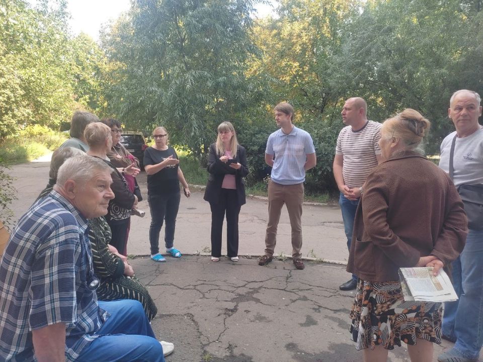 Сегодня, 26 августа, заместитель главы Администрации городского округа Макеевка Евгений Марченко, провел встречу с населением на подведомственной территории по мкр-н Строитель, 10 Сегодня, 26 августа, заместитель главы Администрации городского округа Макеевка Евгений Марченко, провел встречу с населением на подведомственной территории по мкр-н Строитель, 10