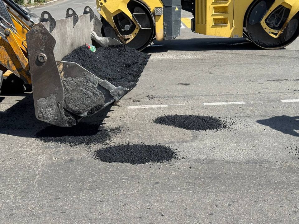В Кировском работают над улучшением состояния дорожного покрытия В Кировском работают над улучшением состояния дорожного покрытия