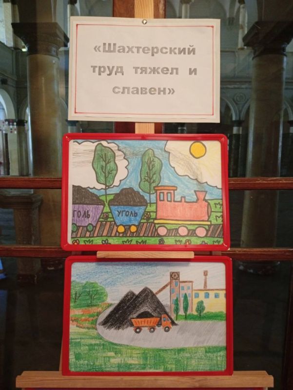 Виктория Жукова: В фойе Зугрэсского ГДК открылась выставка детских работ образцовой изостудии "Радуга", посвященная Дню шахтёра "Шахтёрский труд тяжёл и славен" Виктория Жукова: В фойе Зугрэсского ГДК открылась выставка детских работ образцовой изостудии "Радуга", посвященная Дню шахтёра "Шахтёрский труд тяжёл и славен"