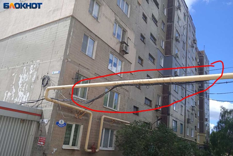 Макеевчане жалуются на опасное «макраме» из силовых кабелей в своем дворе Макеевчане жалуются на опасное «макраме» из силовых кабелей в своем дворе