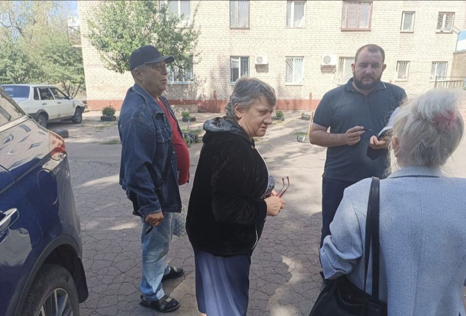 По поручению Главы ДНР Дениса Пушилина 26.08.2025 по адресу: г. Донецк, ул.Куйбышева,6 состоялась встреча с жителями района, на которой присутствовал заместитель руководителя Управы Ленинского внутригородского района... По поручению Главы ДНР Дениса Пушилина 26.08.2025 по адресу: г. Донецк, ул.Куйбышева,6 состоялась встреча с жителями района, на которой присутствовал заместитель руководителя Управы Ленинского внутригородского района...