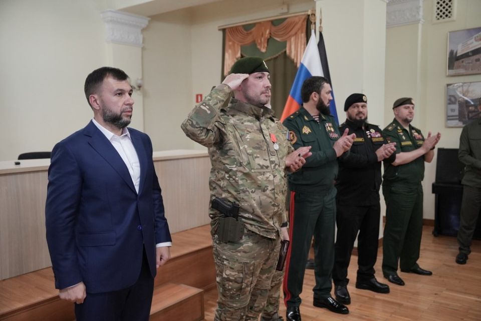 Глава ДНР Денис Пушилин вручил награды Донецкой Народной Республики 19 военнослужащим и государственным деятелям Чеченской Республики Глава ДНР Денис Пушилин вручил награды Донецкой Народной Республики 19 военнослужащим и государственным деятелям Чеченской Республики