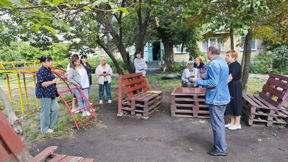 25 августа, в рамках поручения Главы ДНР Дениса Пушилина, депутат Макеевского городского совета Александр Подгорный и депутат Народного Совета Наталья Бурцева, провели встречу с населением на подведомственной территории по... 25 августа, в рамках поручения Главы ДНР Дениса Пушилина, депутат Макеевского городского совета Александр Подгорный и депутат Народного Совета Наталья Бурцева, провели встречу с населением на подведомственной территории по...