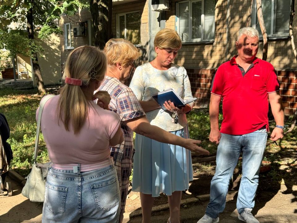 Мнение жителей Пролетарского района – всегда в приоритете! Руководитель управы Пролетарского внутригородского района городского округа Донецк Елена Рязанцева продолжает серию встреч с жителями во дворах Мнение жителей Пролетарского района – всегда в приоритете! Руководитель управы Пролетарского внутригородского района городского округа Донецк Елена Рязанцева продолжает серию встреч с жителями во дворах