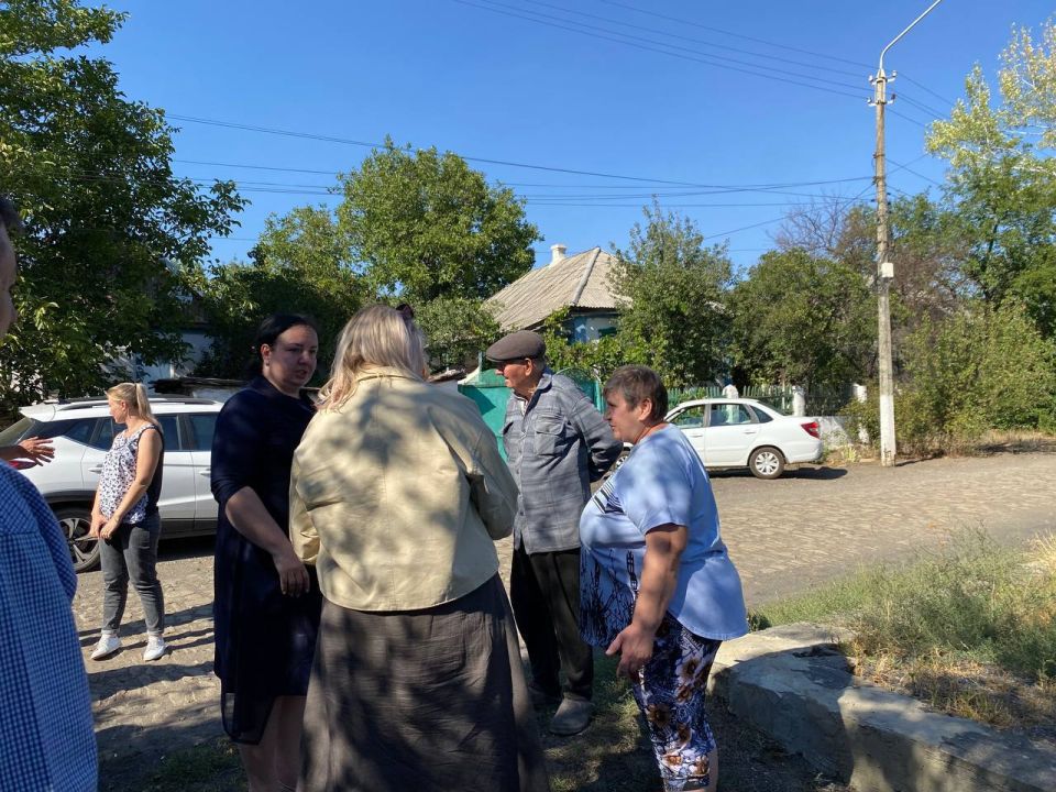 Виктория Жукова: Сегодня провела встречу с жителями в пгт Троицко-Харцызске на улице Октябрьской Виктория Жукова: Сегодня провела встречу с жителями в пгт Троицко-Харцызске на улице Октябрьской