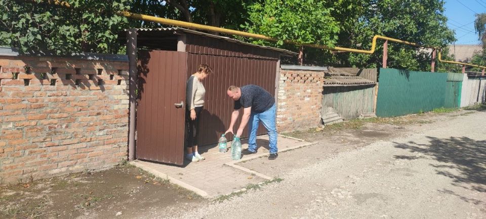27 августа 2025 года во исполнение поручения Главы Донецкой Народной Республики, депутаты городского Совета Роман Конев, Наталия Ботвина, Максим Лебедев, Николай Гальченко, Светлана Кочетова развезли воду и посетили места... 27 августа 2025 года во исполнение поручения Главы Донецкой Народной Республики, депутаты городского Совета Роман Конев, Наталия Ботвина, Максим Лебедев, Николай Гальченко, Светлана Кочетова развезли воду и посетили места...