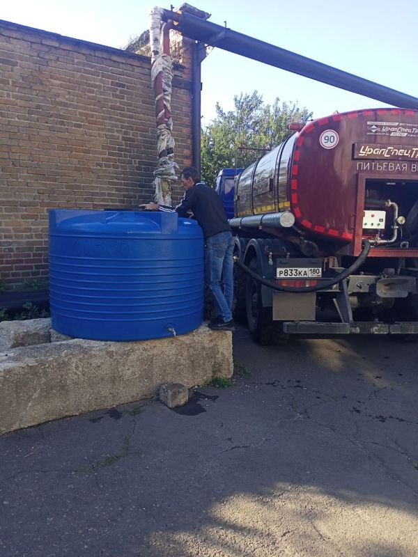 В связи со сложной ситуацией водоснабжения на территории города Дебальцево, администрацией городского округа были установлены емкости в микрорайонах города В связи со сложной ситуацией водоснабжения на территории города Дебальцево, администрацией городского округа были установлены емкости в микрорайонах города