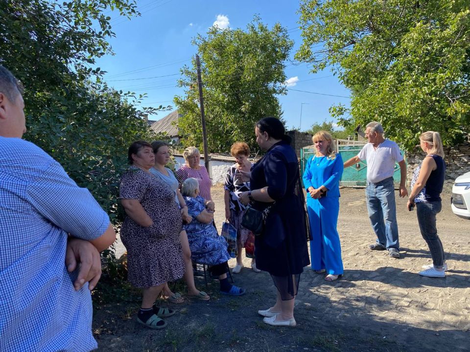 Виктория Жукова: Сегодня провела встречу с жителями в пгт Троицко-Харцызске на улице Октябрьской Виктория Жукова: Сегодня провела встречу с жителями в пгт Троицко-Харцызске на улице Октябрьской
