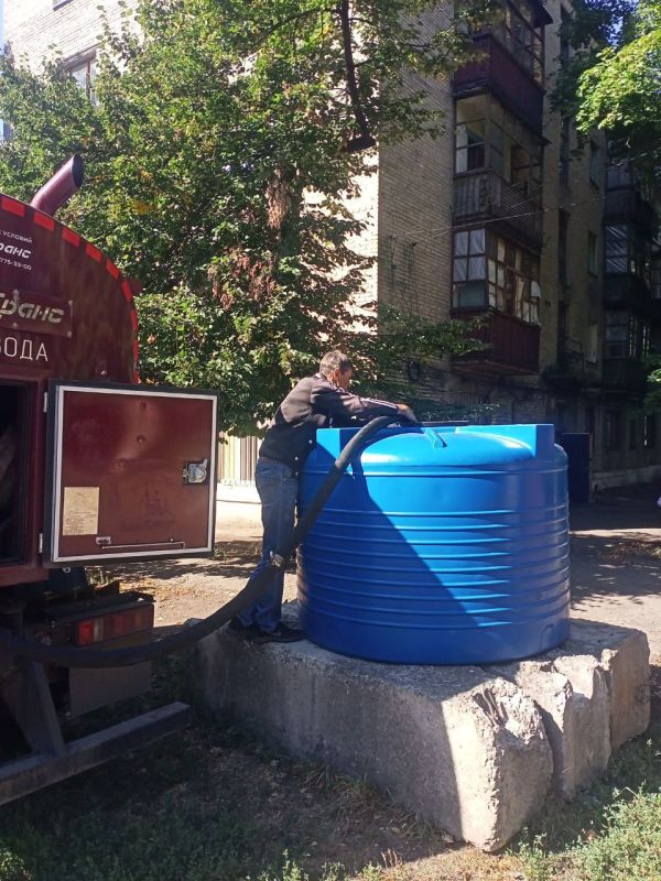 В связи со сложной ситуацией водоснабжения на территории города Дебальцево, администрацией городского округа были установлены емкости в микрорайонах города В связи со сложной ситуацией водоснабжения на территории города Дебальцево, администрацией городского округа были установлены емкости в микрорайонах города