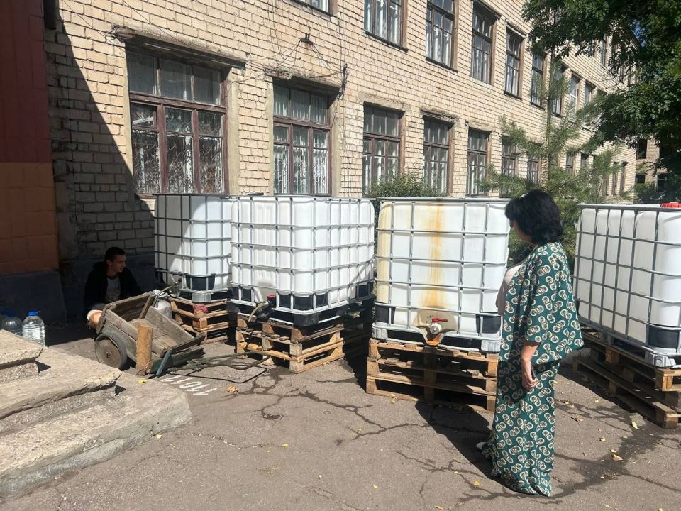 Сегодня, 27 августа, депутат Торезского городского совета Жанна Попова совместно с заместителем главы администрации городского округа Торез Ольгой Дадут провели встречу с трудовым коллективом ГБОУ "Школа № 22 г.о.Торез" Сегодня, 27 августа, депутат Торезского городского совета Жанна Попова совместно с заместителем главы администрации городского округа Торез Ольгой Дадут провели встречу с трудовым коллективом ГБОУ "Школа № 22 г.о.Торез"