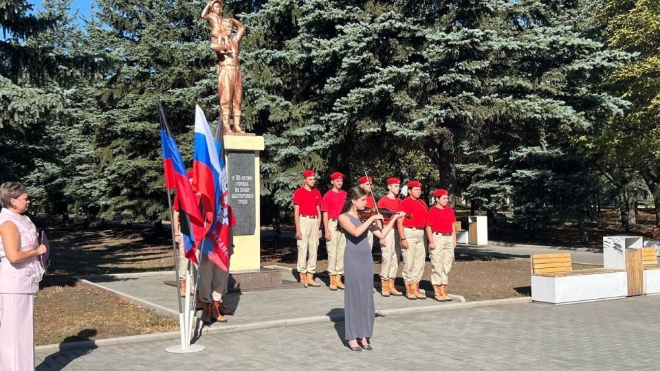 Юнармейцы города Кировское приняли участие в торжественных мероприятиях на центральной площади Юнармейцы города Кировское приняли участие в торжественных мероприятиях на центральной площади