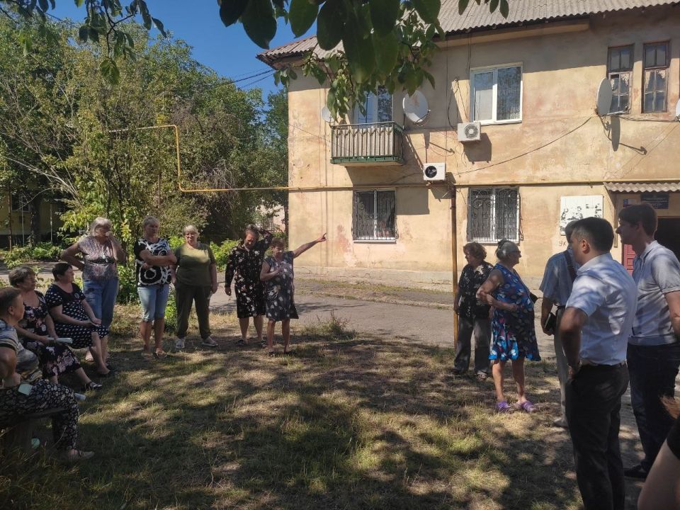 27 августа, первый заместитель руководителя Управы Кировского городского района Администрации городского округа Макеевка Донецкой Народной Республики Алексей Еськов, провел встречу с жителями по адресу ул. Кремлевская, 11 27 августа, первый заместитель руководителя Управы Кировского городского района Администрации городского округа Макеевка Донецкой Народной Республики Алексей Еськов, провел встречу с жителями по адресу ул. Кремлевская, 11