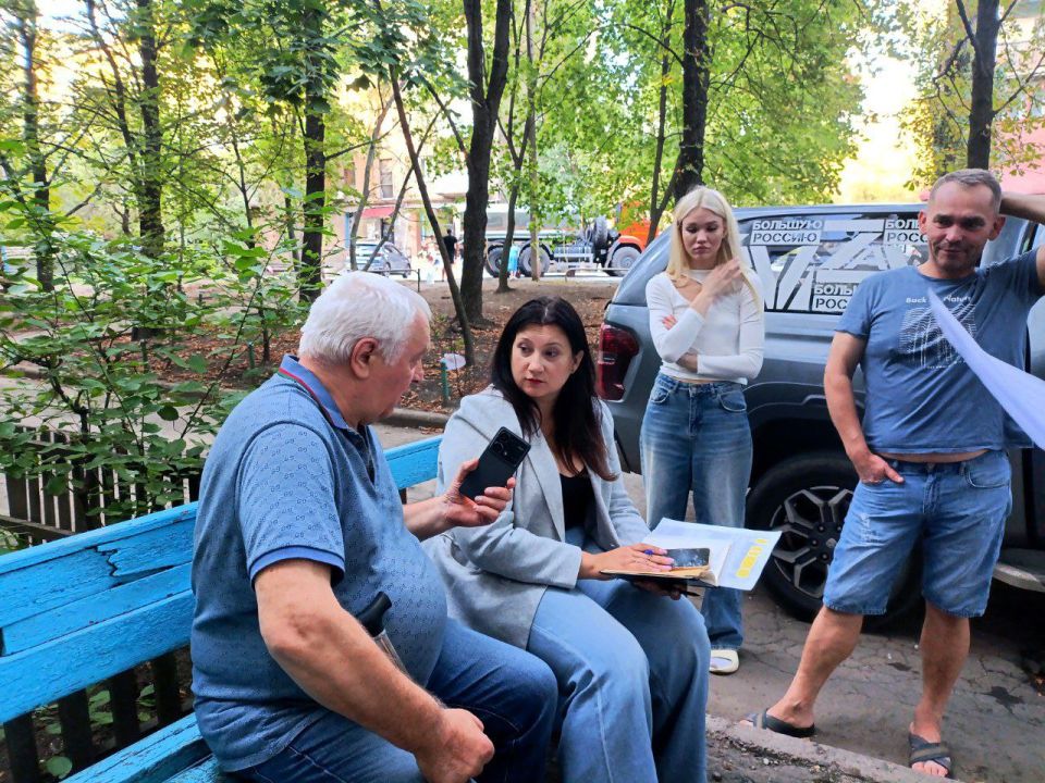 Анна Кондрыкинская: Сегодня лично развозила питьевую бутилированную воду вместе с партийцами и волонтёрами из Молодой Гвардии «Единая Россия» в Киевском районе Анна Кондрыкинская: Сегодня лично развозила питьевую бутилированную воду вместе с партийцами и волонтёрами из Молодой Гвардии «Единая Россия» в Киевском районе