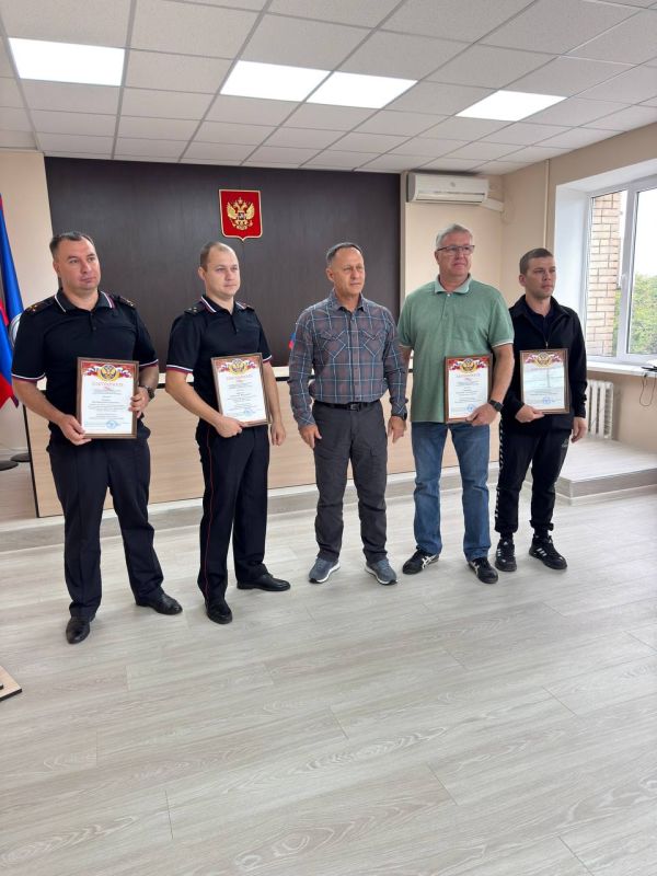 Полицейские проявили мужество и самоотверженность при тушении пожара в Ясиноватой Полицейские проявили мужество и самоотверженность при тушении пожара в Ясиноватой