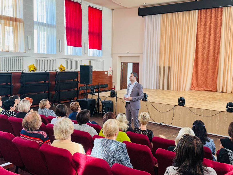 Александр Парецкий (фракция «Единая Россия») провел встречу с работниками Детской школы искусств № 1 города Макеевки Александр Парецкий (фракция «Единая Россия») провел встречу с работниками Детской школы искусств № 1 города Макеевки