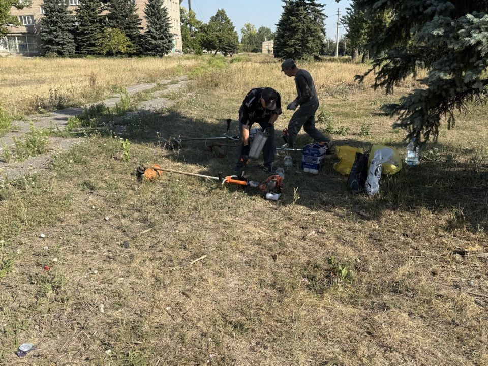 Силами индивидуального предпринимателя Алексея Боршош, в преддверие Дня Знаний, был произведен покос сорных и карантинных трав на территории Государственного бюджетного общеобразовательного учреждения "Средняя школа № 7... Силами индивидуального предпринимателя Алексея Боршош, в преддверие Дня Знаний, был произведен покос сорных и карантинных трав на территории Государственного бюджетного общеобразовательного учреждения "Средняя школа № 7...