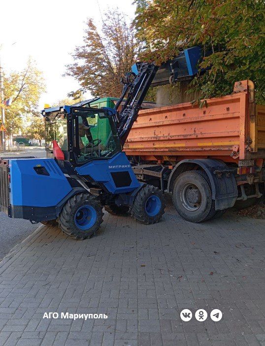 Мариупольские дорожные рабочие освободили от мусора подбордюрную часть проспекта Металлургов Мариупольские дорожные рабочие освободили от мусора подбордюрную часть проспекта Металлургов