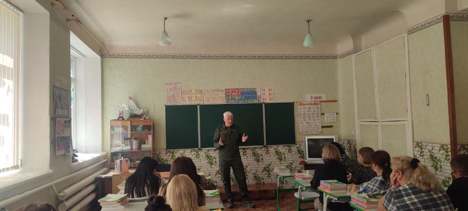 Заместитель председателя #Комитет_по_образованию_науке_культуре_и_делам_общественных_организаций Андрей Бедило (фракция «Единая Россия») продолжает работу на закрепленном за ним городском округе Торез Заместитель председателя #Комитет_по_образованию_науке_культуре_и_делам_общественных_организаций Андрей Бедило (фракция «Единая Россия») продолжает работу на закрепленном за ним городском округе Торез